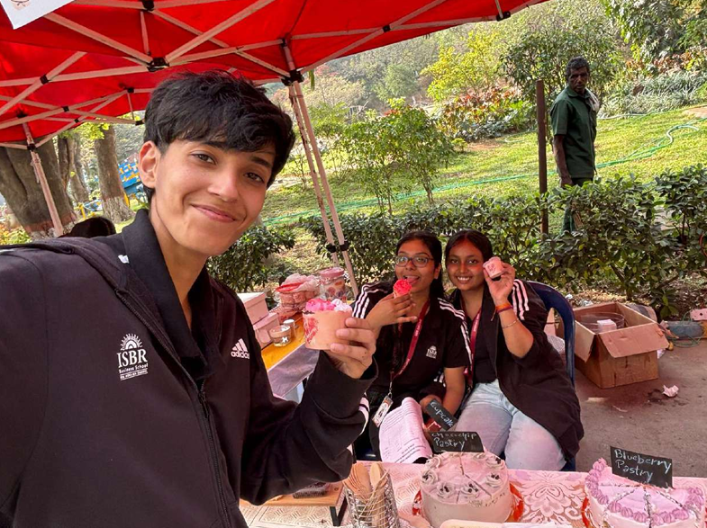 "Team ISBR College receiving Best Customer Service Award at business school competition"